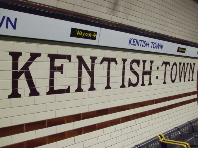 Kentish_Town_stn_Tube_tiling.jpg